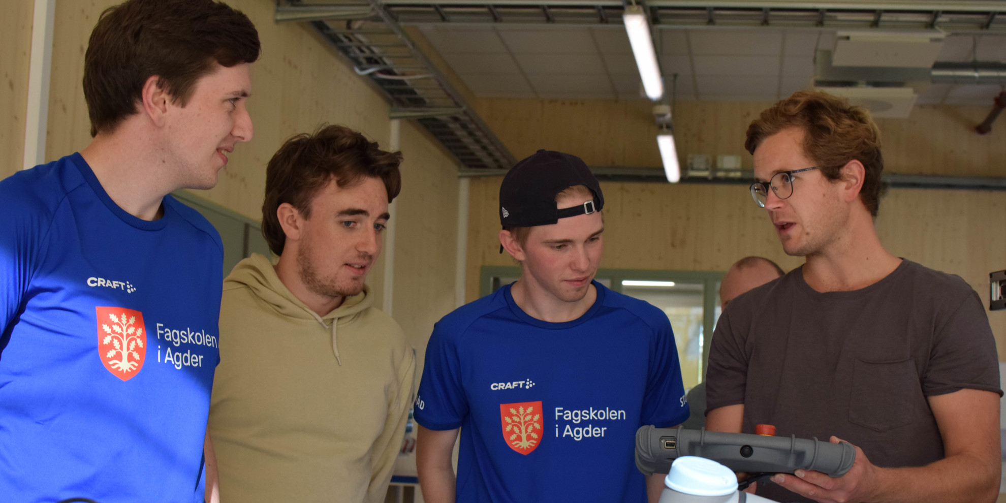 F.v Studentene Magnus Øiestad (23), Sondre Larsen (22) og Herman Øyløkken (20) er veldig fornøyde med den nye Fagskolen i Agder